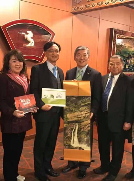 林世賢市長拜會日裔的華盛頓州議員Mr. Hasegawa（右2）並致贈彰化在地藝術家黃茂松所繪的山水畫（彰化市公所提供）.png