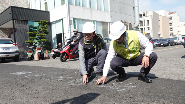 彰化市南平街路面施工品質瑕疵 林世賢勘查要求刨除重鋪柏油4.png