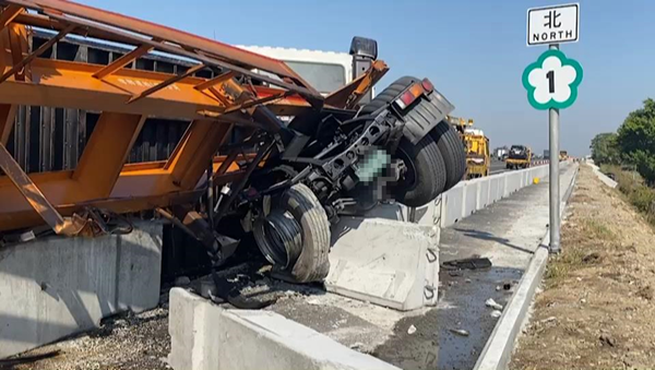 國道1號中山高貨櫃車翻覆 拖板車、轎車壓一團幸未釀傷亡2.png