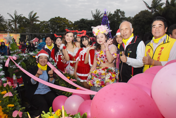 田尾聖誕嘉年華花車遊行 甜心歌手李芯芮歌聲中耶誕點燈2.png