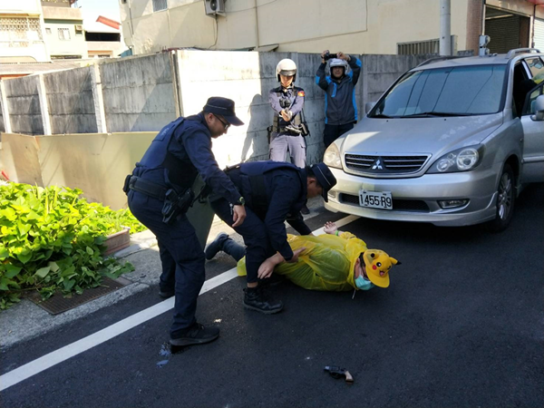 田中警分局防搶演練 搶匪頭戴皮卡丘帽行搶2.png