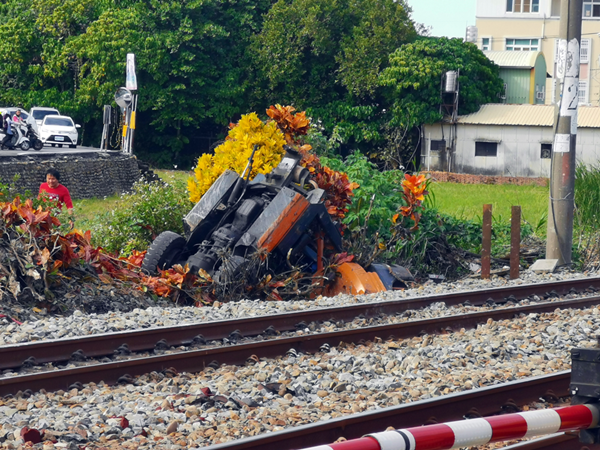 台鐵自強號火車撞堆高機意外 預計晚間恢復雙向通行5.png