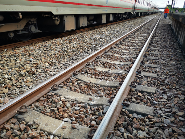 台鐵自強號火車撞堆高機意外 預計晚間恢復雙向通行4.png