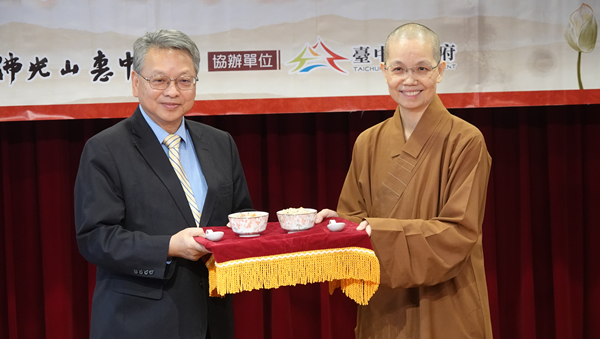 佛光山惠中寺贈臘八粥 令狐榮達:秉持溫暖服務市民2.png 佛光山惠中寺贈臘八粥 令狐榮達:秉持溫暖服務市民2.png