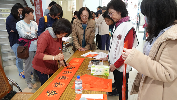 彰化市立圖書館迎春納福 書法名家揮毫送春聯暨版印DIY6.png