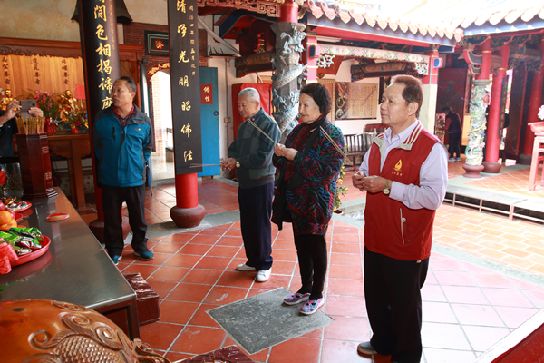 彰化清水岩寺國運籤「中下簽」 官員做善能補運2.png