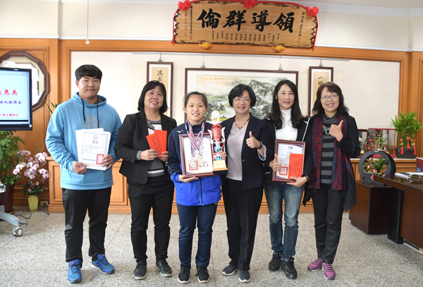 二林工商參加青年盃健力錦標賽 陳怡津勇奪4金破3項紀錄1.png