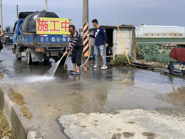 彰化田間產業道路耕耘機掉落土塊 埔鹽鄉長動手剷除保障鄉民行的安全4.png