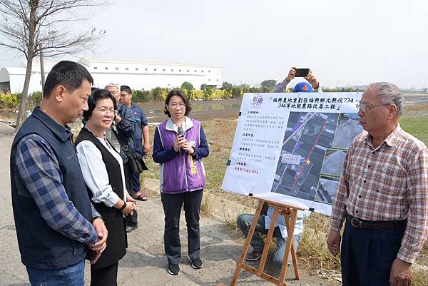 保障農民及農產運輸行的安全 王惠美視察福興鄉農地重劃區亟待改善農路1.jpg