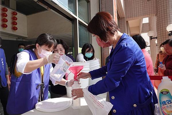 鹿港鎮公所發放「次氯酸水」 助民眾居家防疫消毒4.jpg