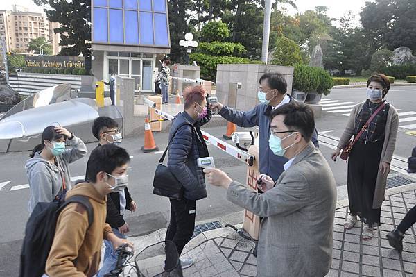 建國科大開學嚴防疫情入侵校園 測量體溫異常先阻絕校門口2.jpg