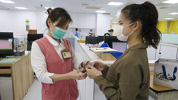 心疼醫護忙疫情難用餐 養生鐵蛋送彰化醫院1.jpg