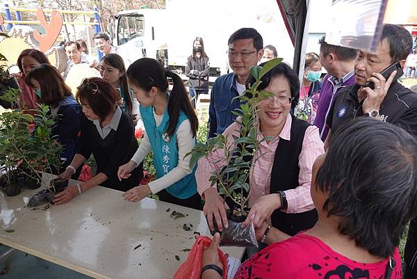 鹿港鎮植樹節贈樹苗 親子植樹環保愛地球4.jpg