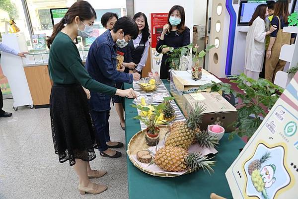 彰化郵局力挺在地農民 「郵挺鳳農」展售會4.jpg