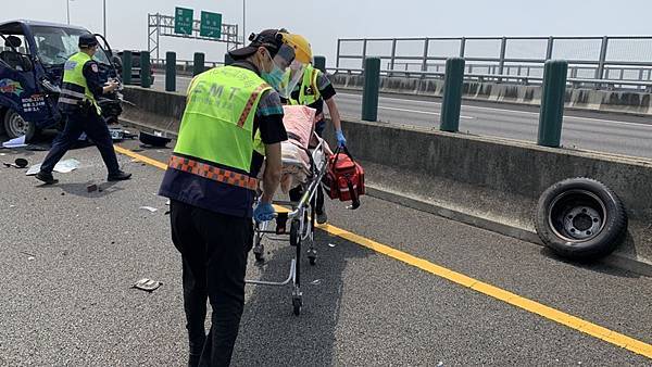 國道3號彰化路段3車追撞 3人送醫無生命危險4.jpg