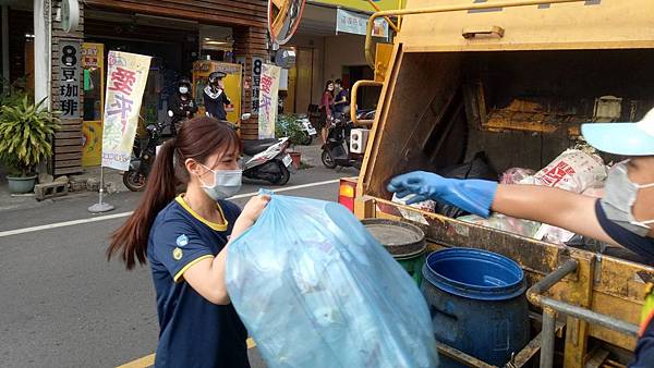 田中鎮垃圾車加裝交通安全凸面鏡 提升倒垃圾民眾過馬路安全3.jpg