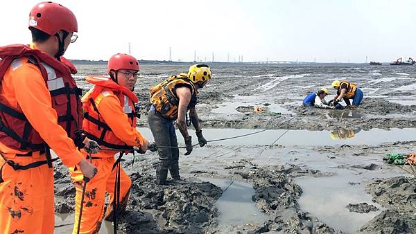 阿伯挖赤嘴困潮間帶 海巡塭仔安檢所即刻救援1.jpg