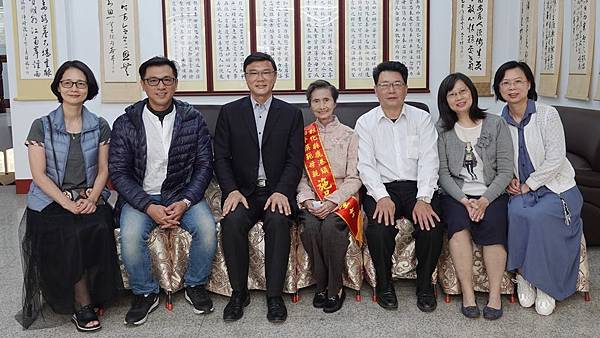 鹿港鎮取消模範母親表揚 許志宏親自到府致贈賀禮2.jpg 鹿港鎮取消模範母親表揚 許志宏親自到府致贈賀禮2.jpg