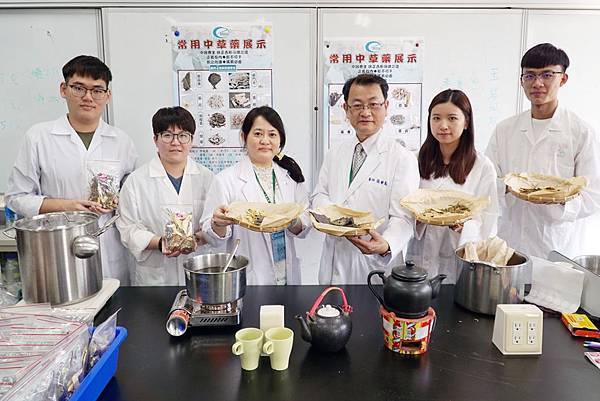 大葉大學生資學院張世良院長(右三)與藥保系張淑微主任(左三)介紹防疫茶.jpg 大葉大學生資學院張世良院長(右三)與藥保系張淑微主任(左三)介紹防疫茶.jpg
