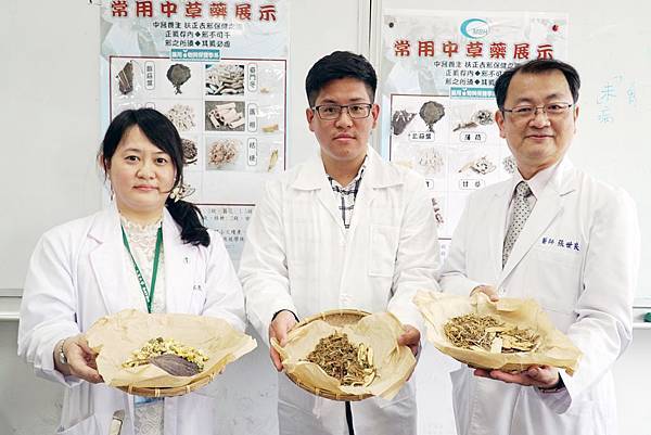 大葉大學生資學院張世良院長(右)運用校友游昇達(中)提供的中藥材，示範防疫茶.jpg