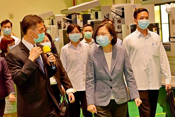 關心疫情受影響企業勞工 蔡英文親勉注暖流1.jpg 關心疫情受影響企業勞工 蔡英文親勉注暖流1.jpg