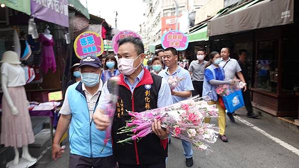 國民黨彰化縣黨部歡慶母親節 張錦昆到民生市場發康乃馨4.jpg