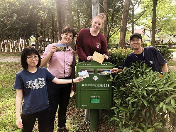 愛的花與信 明道大學國際生感謝村長媽媽與護理師4.jpg