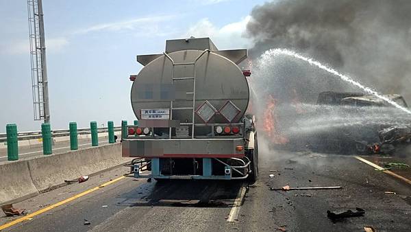 彰化西濱快速道路化學槽車追撞起火 疑未保持安全距離釀禍2.jpg