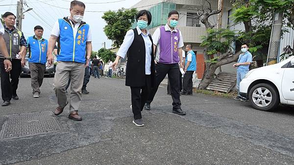 視察中車路、西美路、彰和路 彰化縣府施工改善路面不平2.jpg