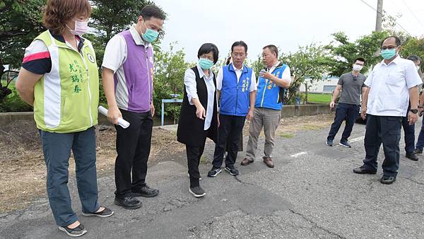 視察中車路、西美路、彰和路 彰化縣府施工改善路面不平1.jpg