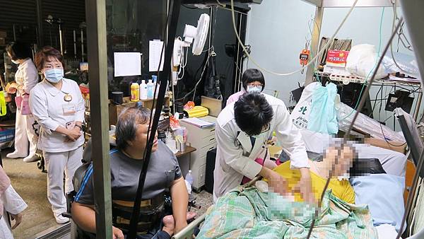 重度居家醫療到宅看診 彰化醫院免除重病患者舟車勞頓2.jpg 重度居家醫療到宅看診 彰化醫院免除重病患者舟車勞頓2.jpg