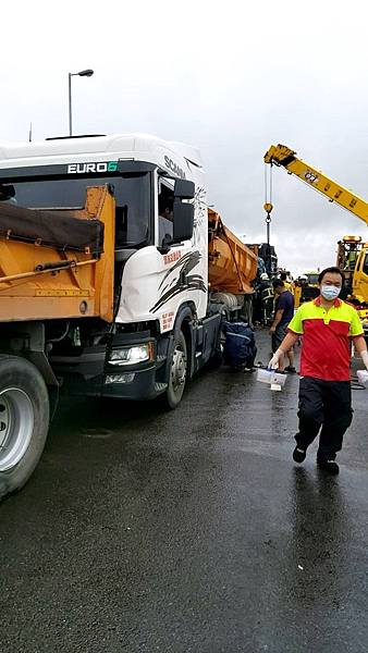 國道三號彰化路段4車連環撞 疑未保持安全距離釀禍3.jpg