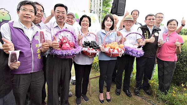 二林鎮三果進軍微風超市 選購彰化優鮮力挺農友1.jpg