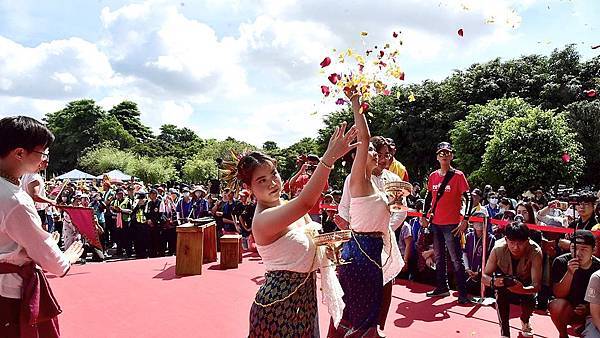 明道大學生瘋媽祖 多元文化展創意迎媽祖1.jpg