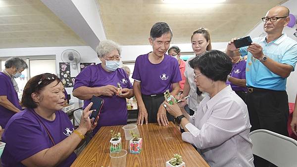 社區照顧關懷據點訪視 王惠美與長輩齊共餐2.jpg 社區照顧關懷據點訪視 王惠美與長輩齊共餐2.jpg