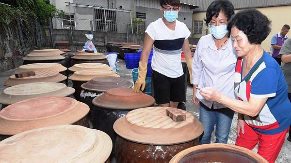 古法黑豆釀製醬油 員林新合順醬園工廠參訪2.jpg 古法黑豆釀製醬油 員林新合順醬園工廠參訪2.jpg