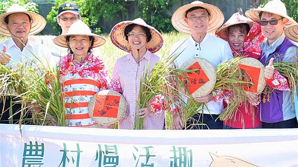 鹿港農村慢活趣 親子下田割稻體驗農民辛苦1.jpg 鹿港農村慢活趣 親子下田割稻體驗農民辛苦1.jpg