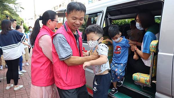 愛不遲緩 和美在地企業捐車助家扶慢飛天使3.jpg