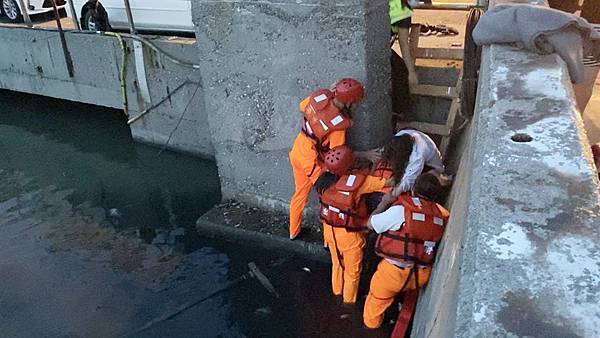 王功大排女子輕生跳海 海巡警消成功救援2.jpg