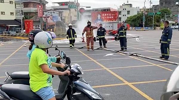 北斗鎮斗中路瓦斯外洩 消防車灑水降溫警戒4.jpg