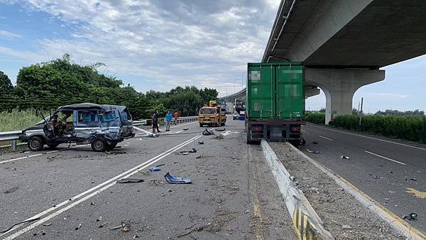 闖紅燈攔腰撞廂型車 夫妻出門賣菜苗遇死劫1.jpg