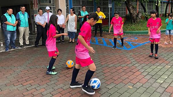 東芳國小女子足球隊奪冠 黃秀芳勉續創佳績4.jpg