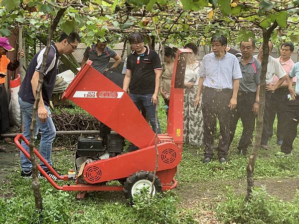 葡萄廢棄枝條循環再利用 籲就地粉碎不燃燒3.jpg