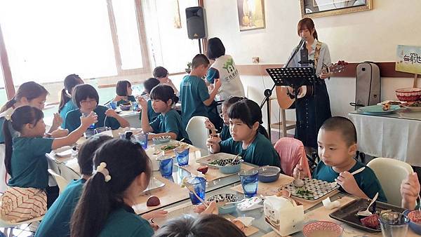 愛心店家愛詩蔬食餐館 招待家扶兒享佳餚3.jpg