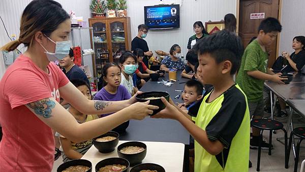 溪湖鎮愛心店家點麵線 待用餐溫飽家扶兒3.jpg