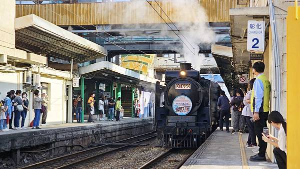 二水跑水節港日遊客初體驗　搭蒸汽火車跑水吃辦桌一次滿足1.jpg