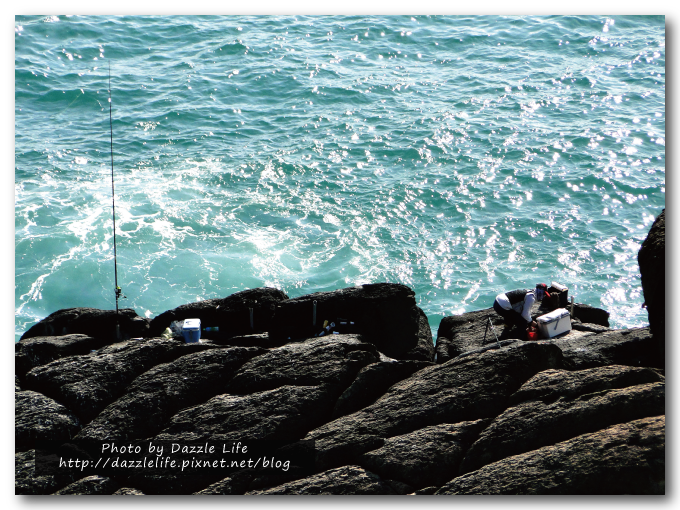 閃耀的藍色水波和悠閒的釣客真是讓人心曠神怡！