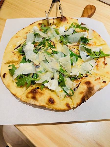 跌破眼鏡的ORO Pizzeria很貴的黃金披薩屋台北誰能勝