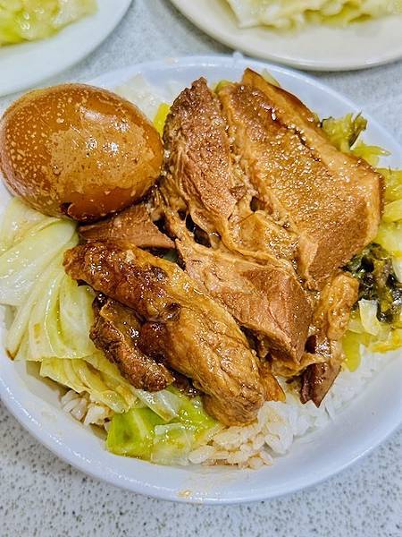 都比小王煮瓜有用心黃記老牌燉肉飯更靠近鄭記豬腳飯 都比小王煮瓜有用心黃記老牌燉肉飯更靠近鄭記豬腳飯