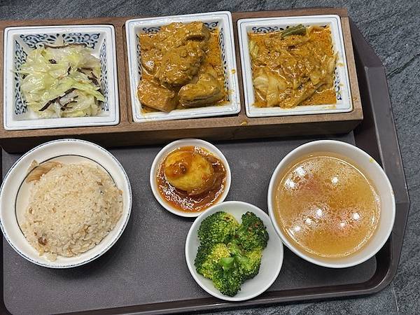 長春飯館沒開後~~吳師大眾飯店，源海南雞飯，中正自助餐